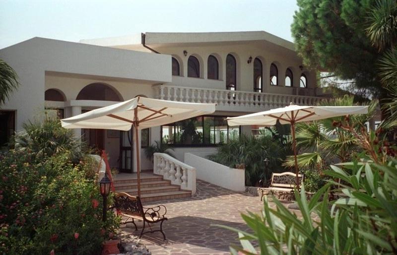 Villaggio Pineta Petto Bianco 카포바티카노 외부 사진