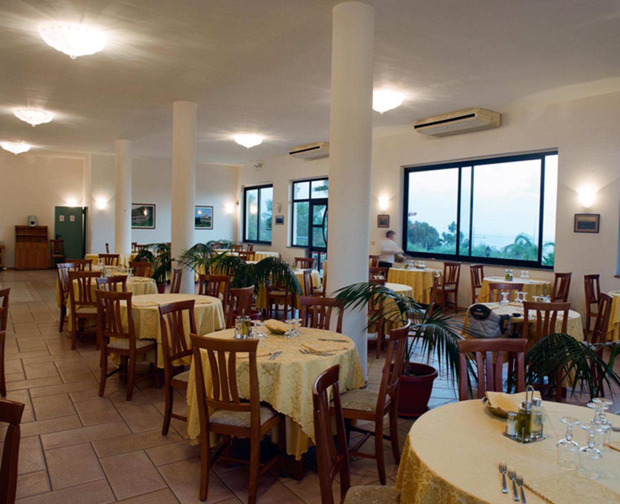 Villaggio Pineta Petto Bianco 카포바티카노 외부 사진