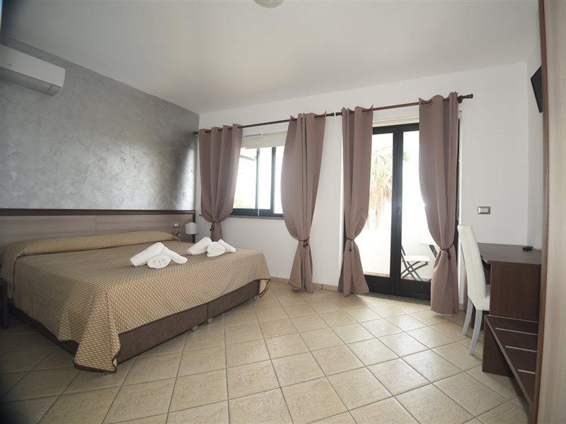 Villaggio Pineta Petto Bianco 카포바티카노 외부 사진